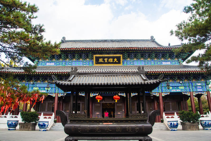 古寺大雄宝殿前香炉静立图片