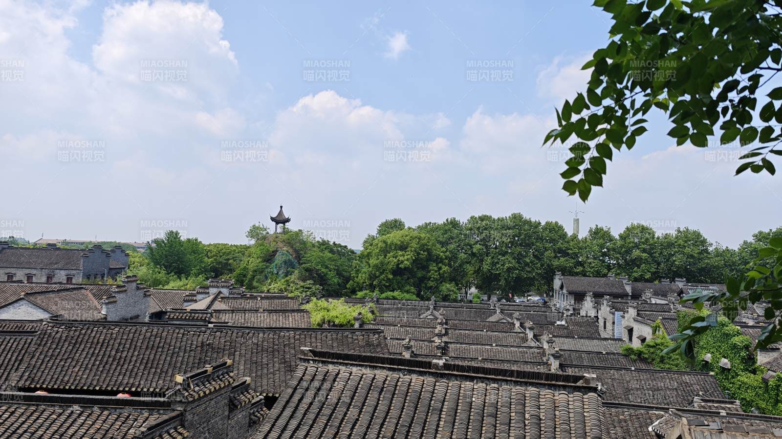 镇江西津渡古村青瓦映蓝天图片