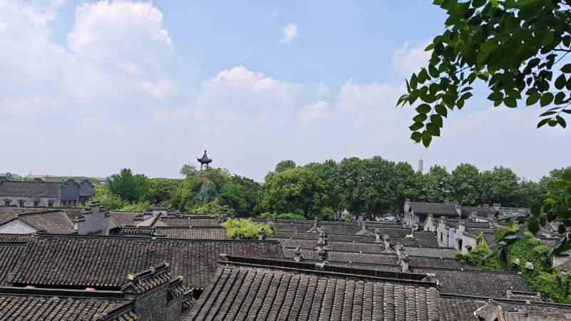 古村青瓦映蓝天图片