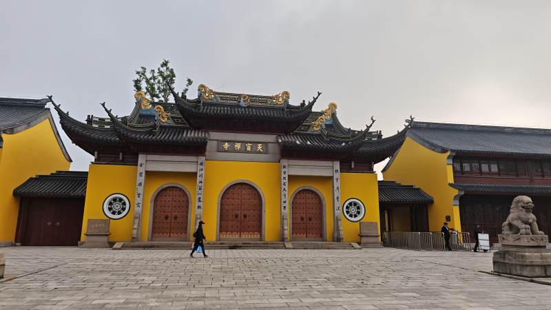 黄墙古寺 行人缓步前图片