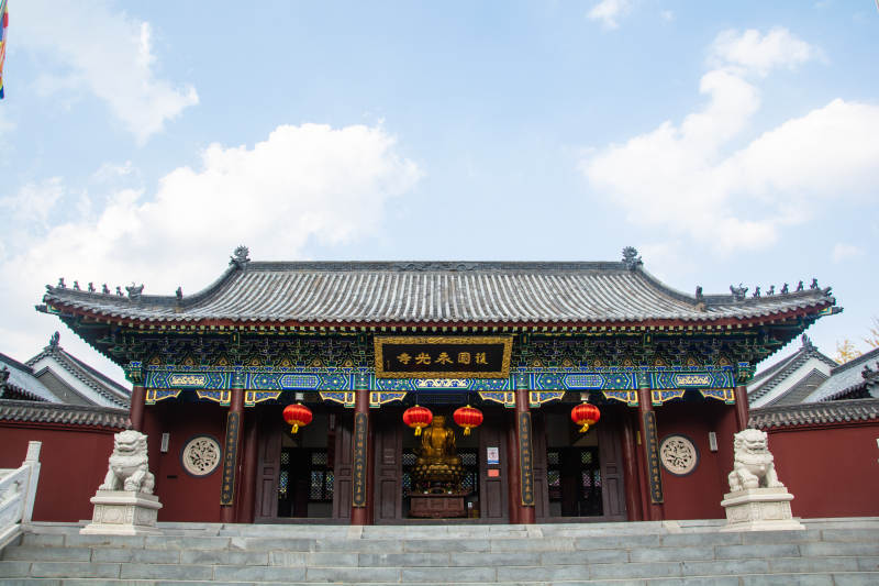 古寺红墙迎祥云图片