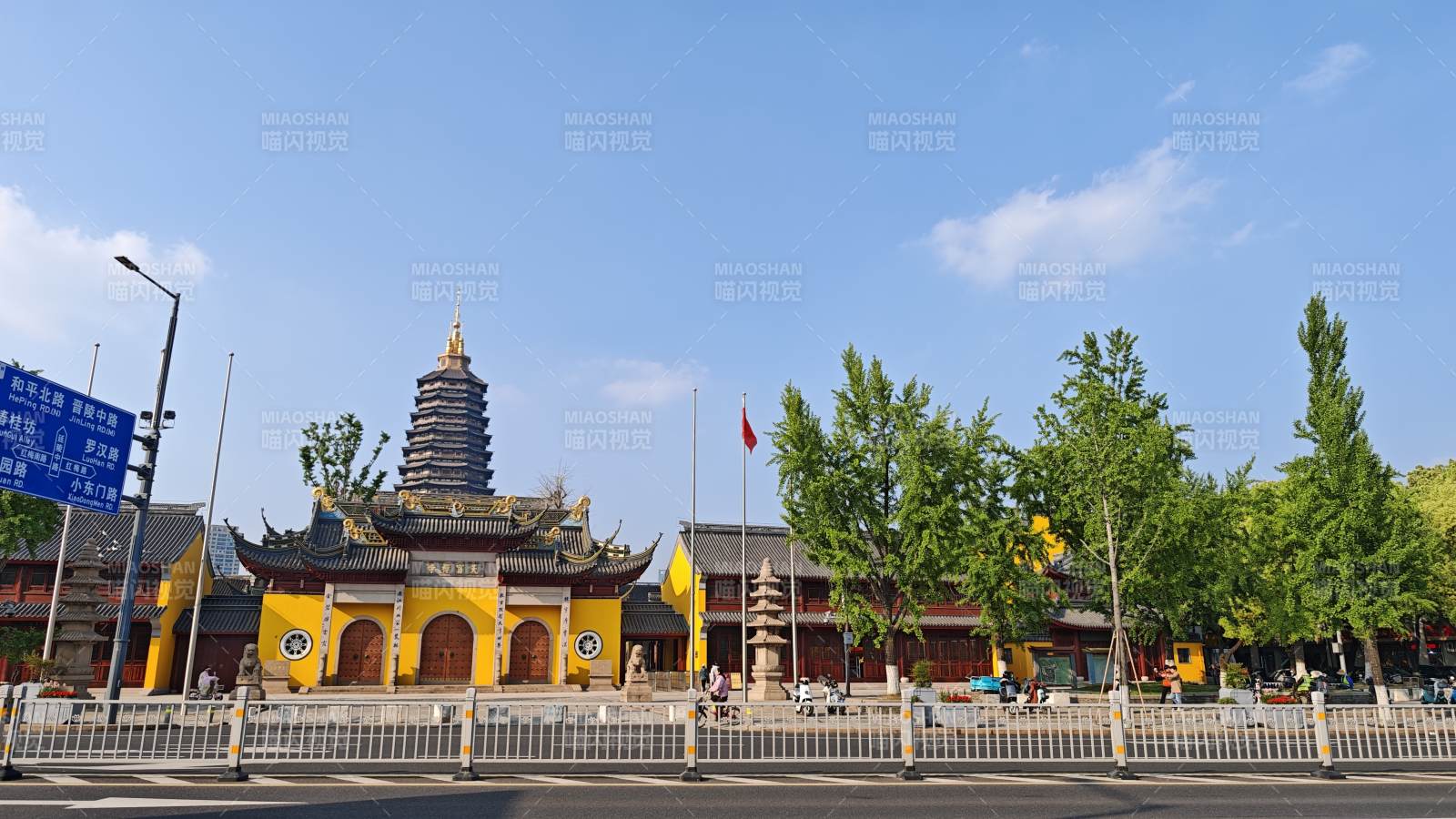 古塔黄墙映蓝天图片