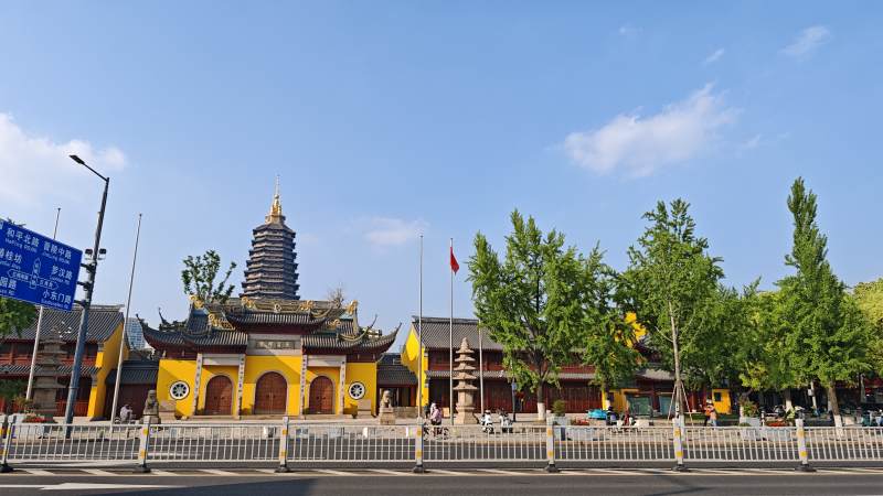 古塔黄墙映蓝天图片