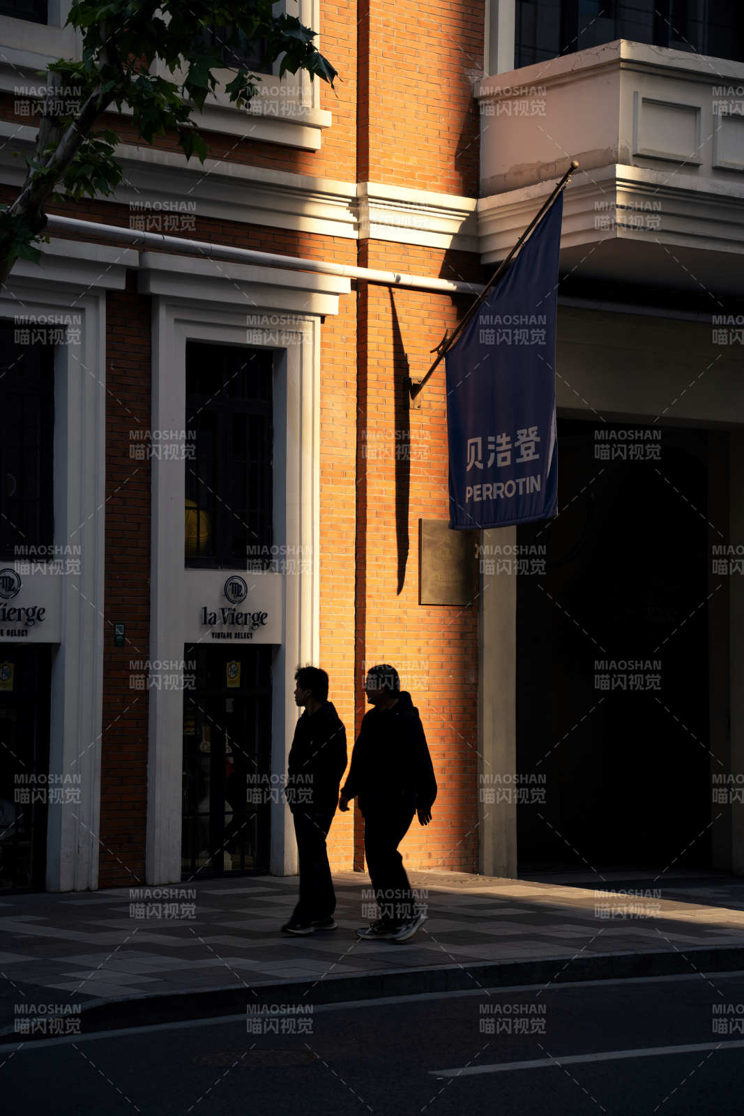 夕阳街角 两人剪影行图片