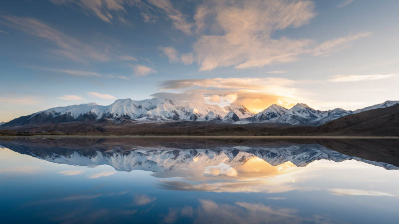 雪山倒影 湖天一色图片