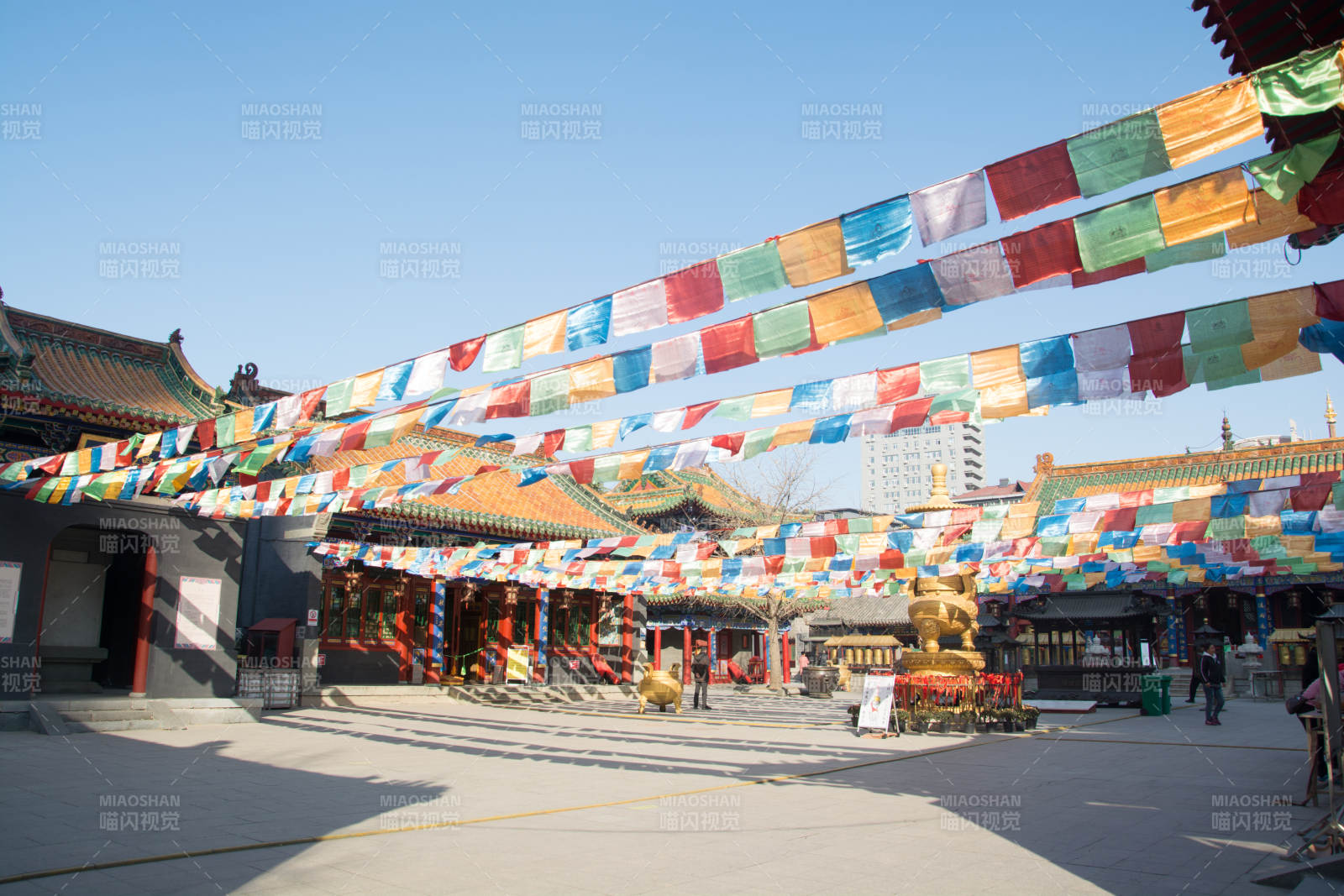 彩幡飘扬古寺静图片