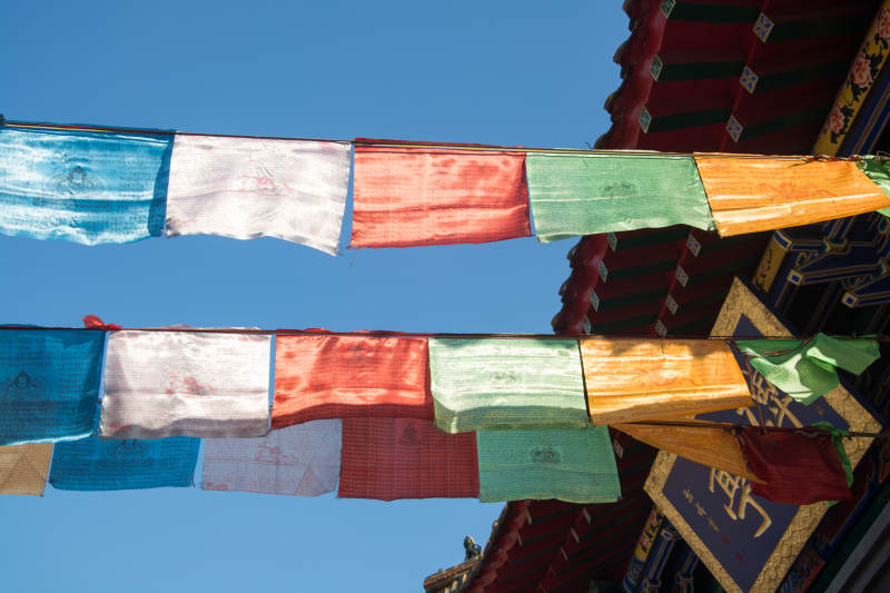 彩幡迎风 古寺蓝天映图片