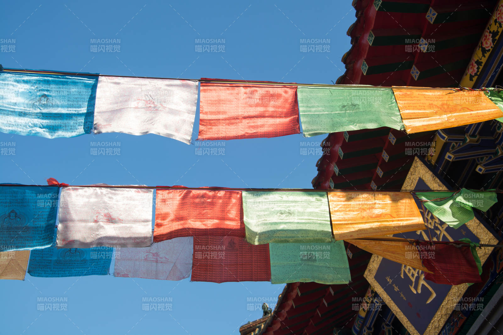 彩幡迎风 古寺蓝天映图片