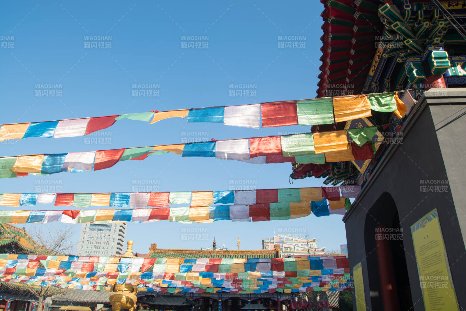 彩旗飘扬古寺蓝天映衬图片