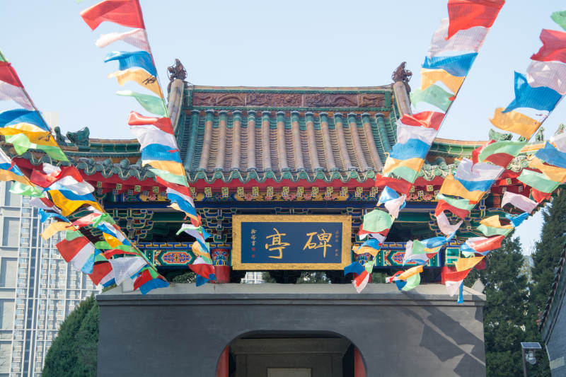 碑亭彩旗迎蓝天图片