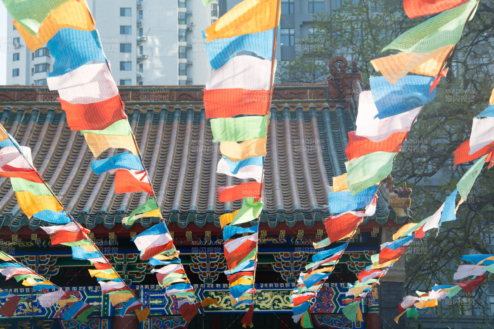 彩幡飞舞古寺前图片
