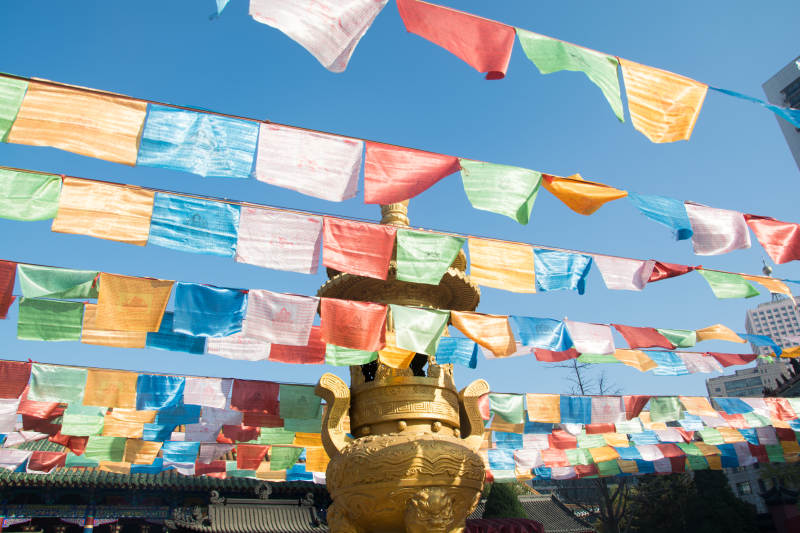 彩幡飘扬 金塔映蓝天图片