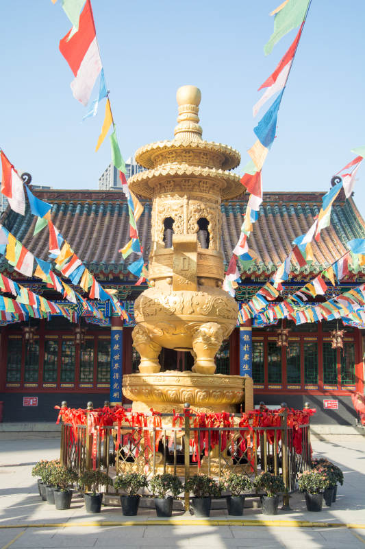 金塔彩旗映古寺图片
