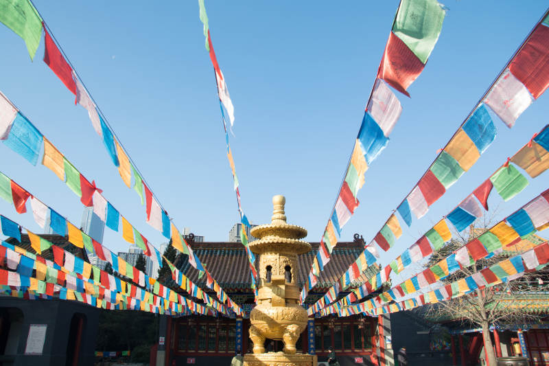 彩幡飞舞 金塔映蓝天图片