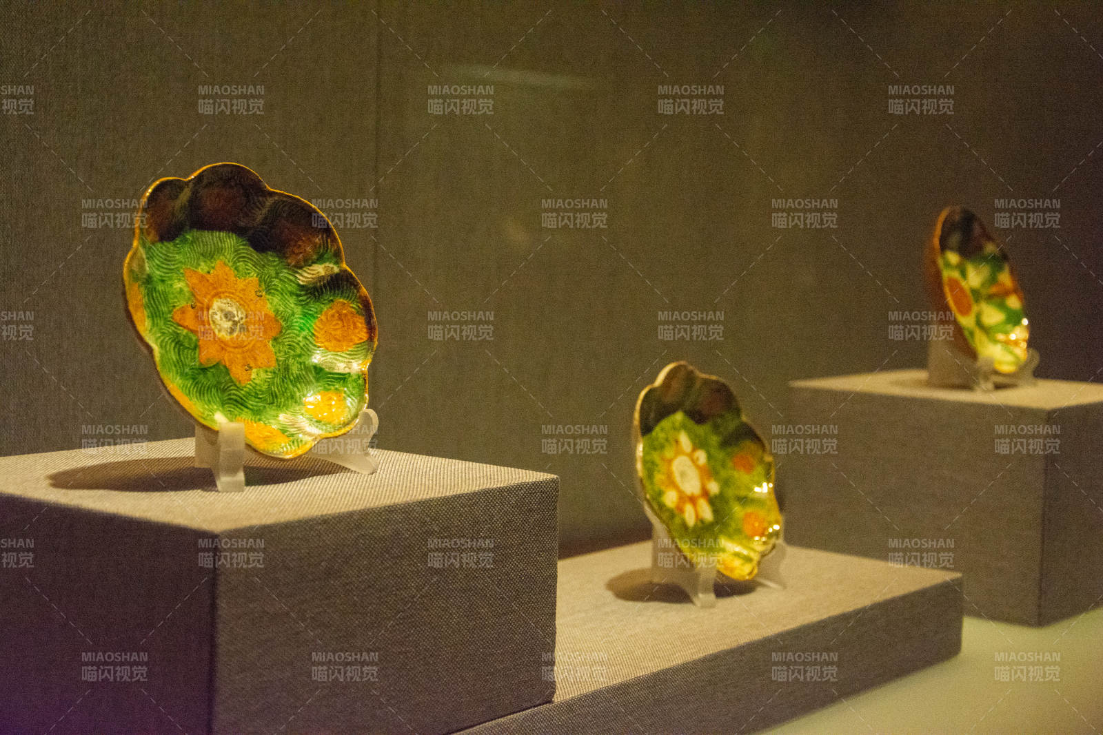 花釉瓷盘展图片