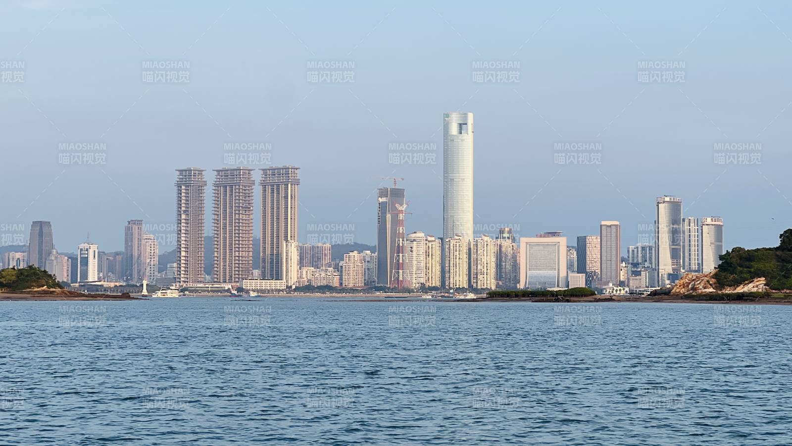海滨城市天际线全景图片