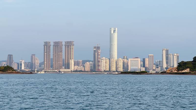 海滨城市天际线全景图片
