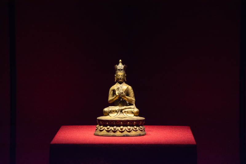 金佛端坐红台 庄严静谧图片