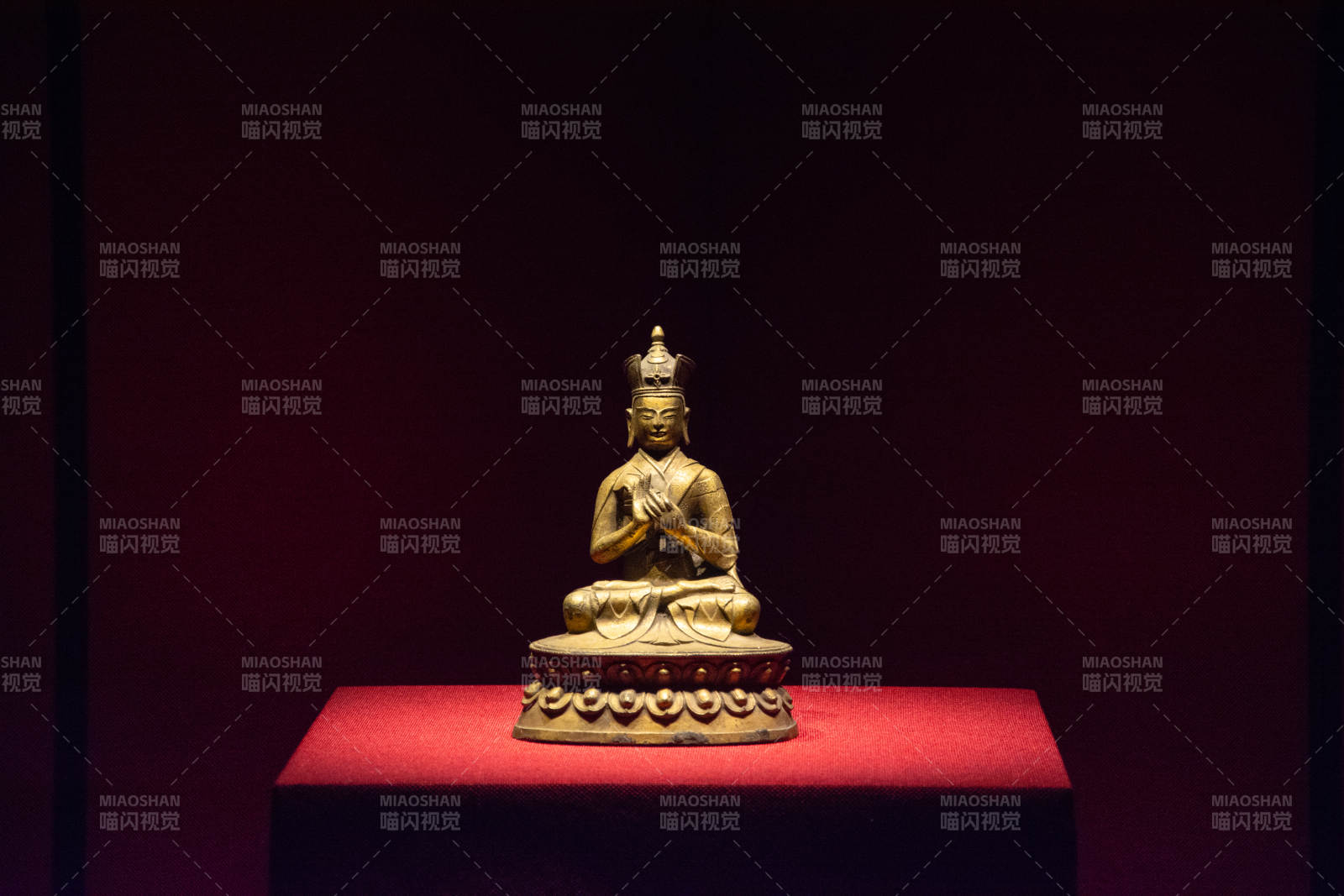 金佛端坐红台 庄严静谧图片