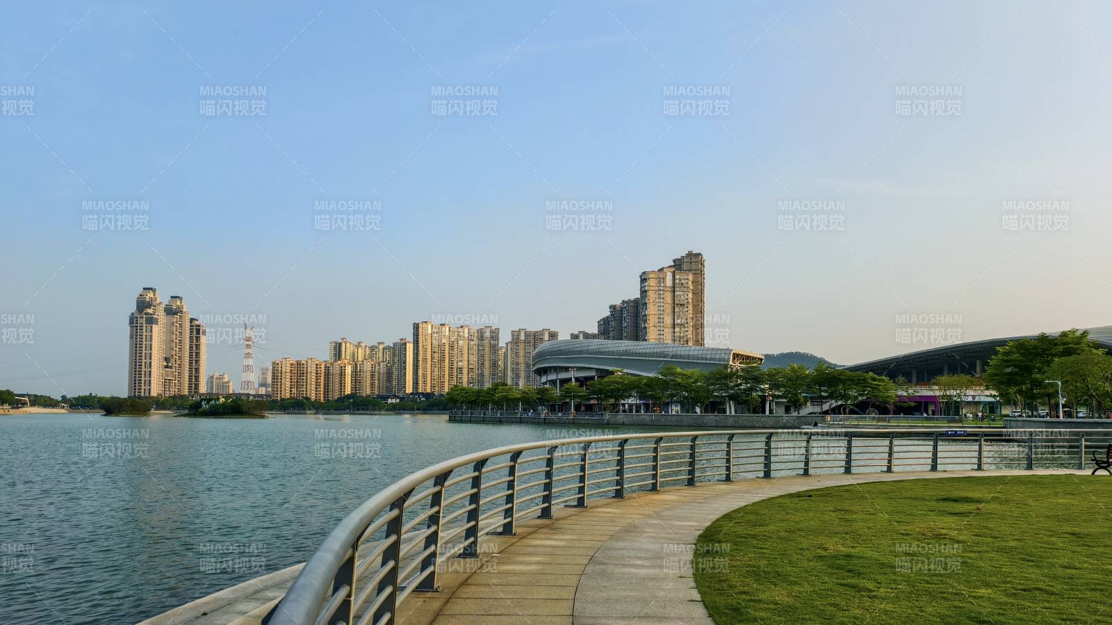 湖畔城市风光 现代建筑映水天图片
