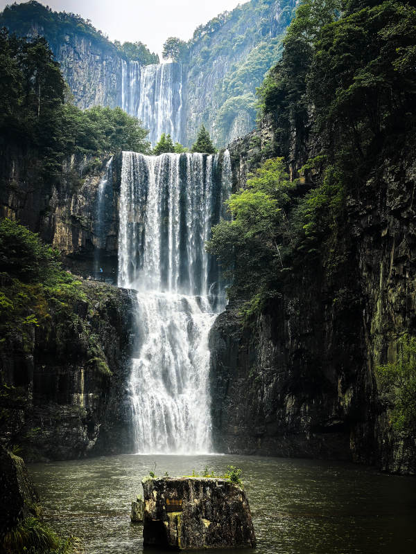 瀑布飞泻 青山环抱图片