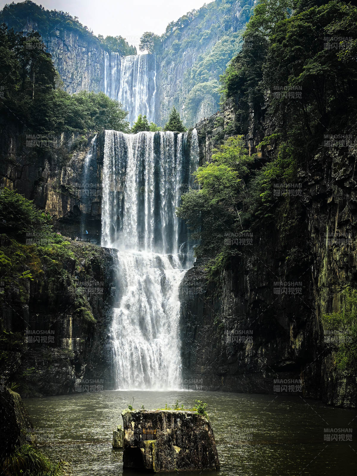 瀑布飞泻 青山环抱图片
