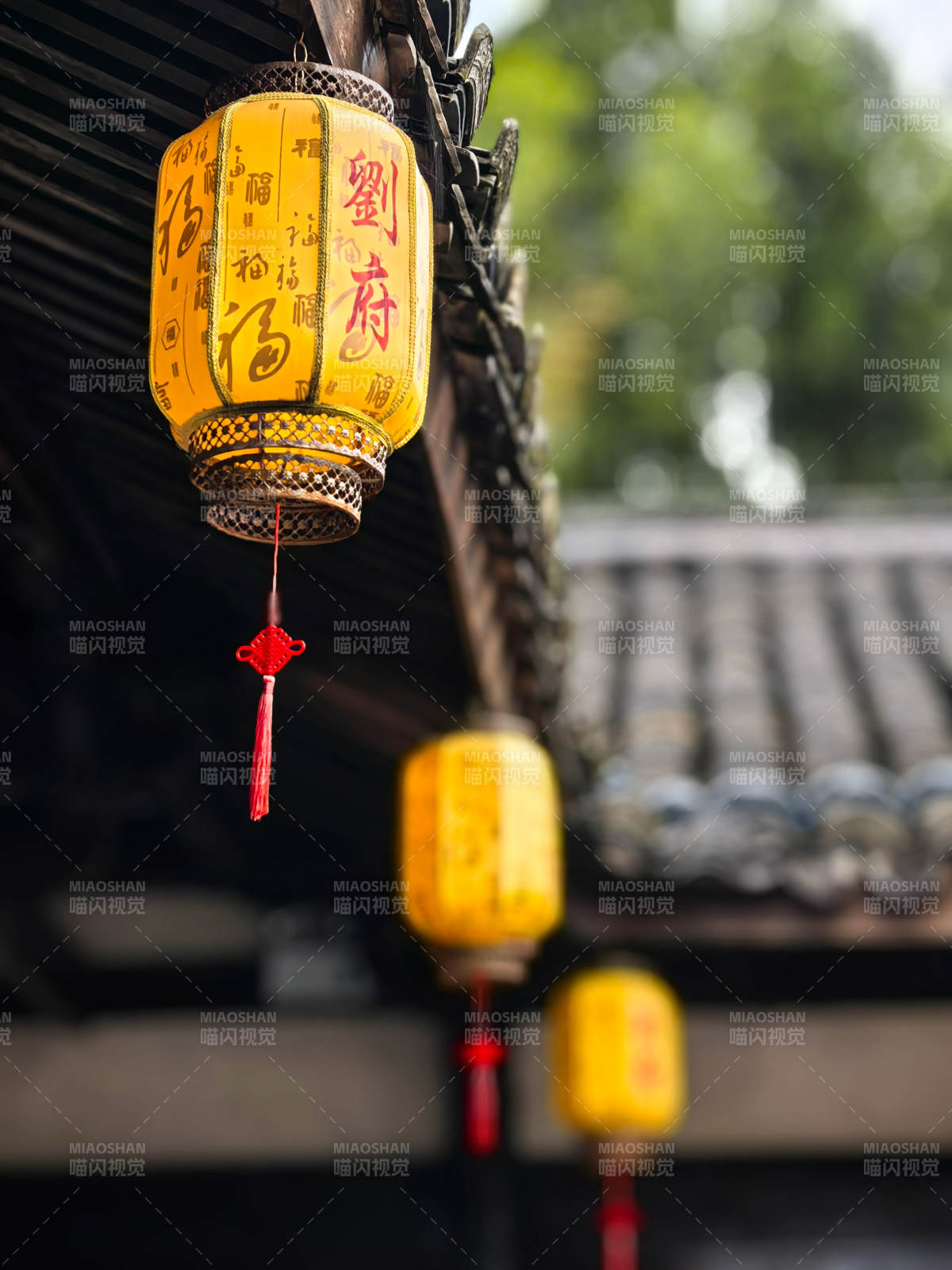 古宅黄灯笼 福字映檐角图片