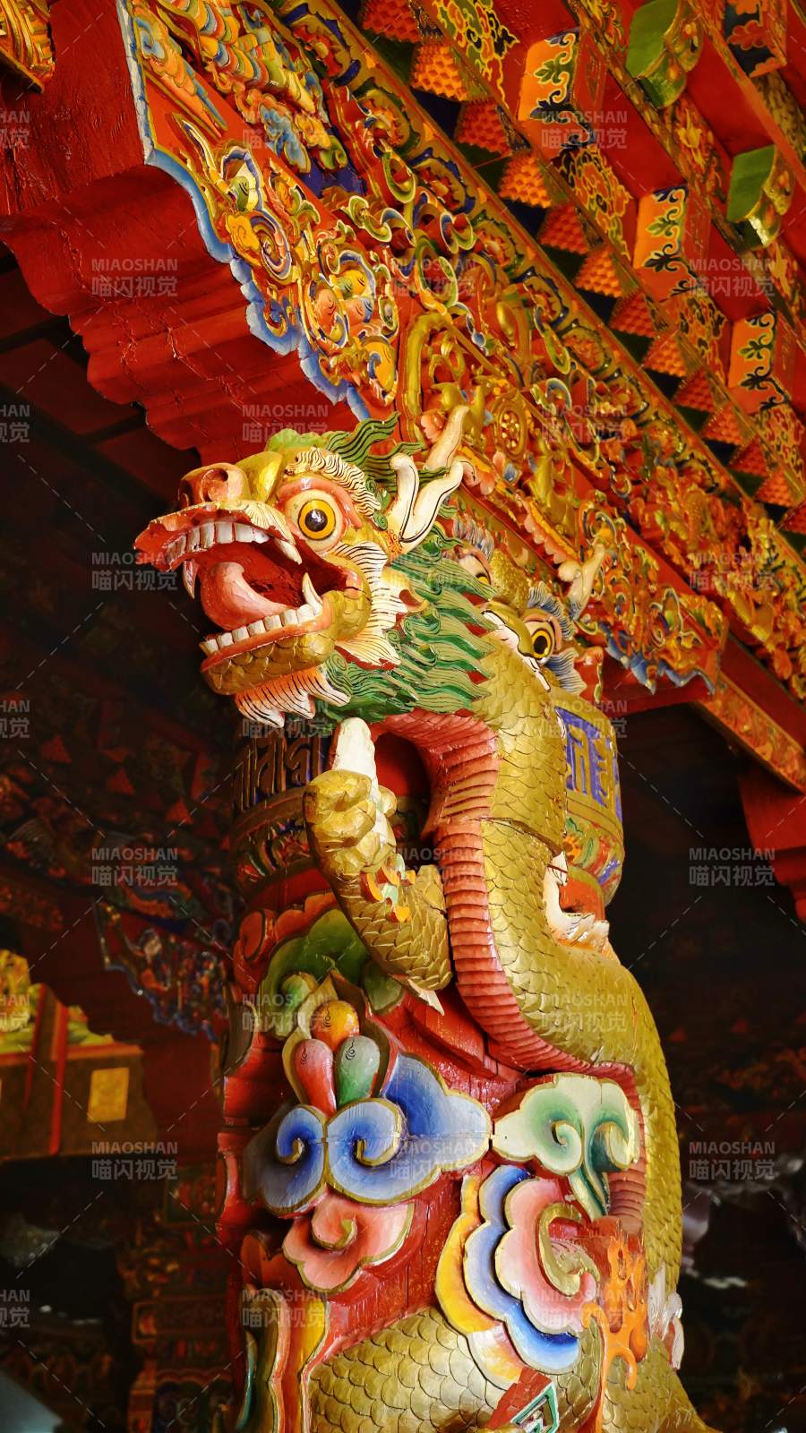 金龙盘柱 彩绘腾云图片