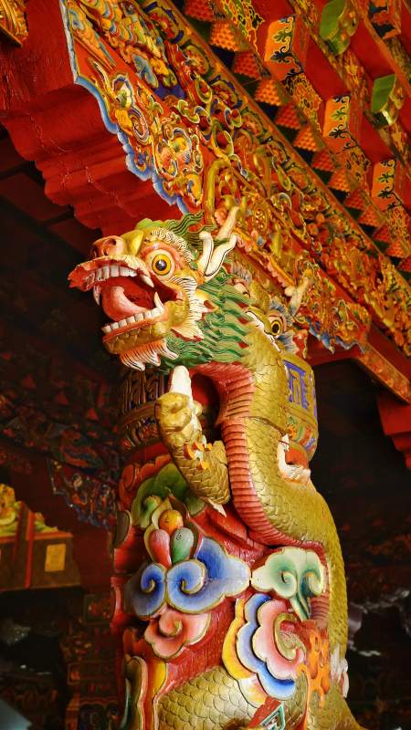 金龙盘柱 彩绘腾云图片