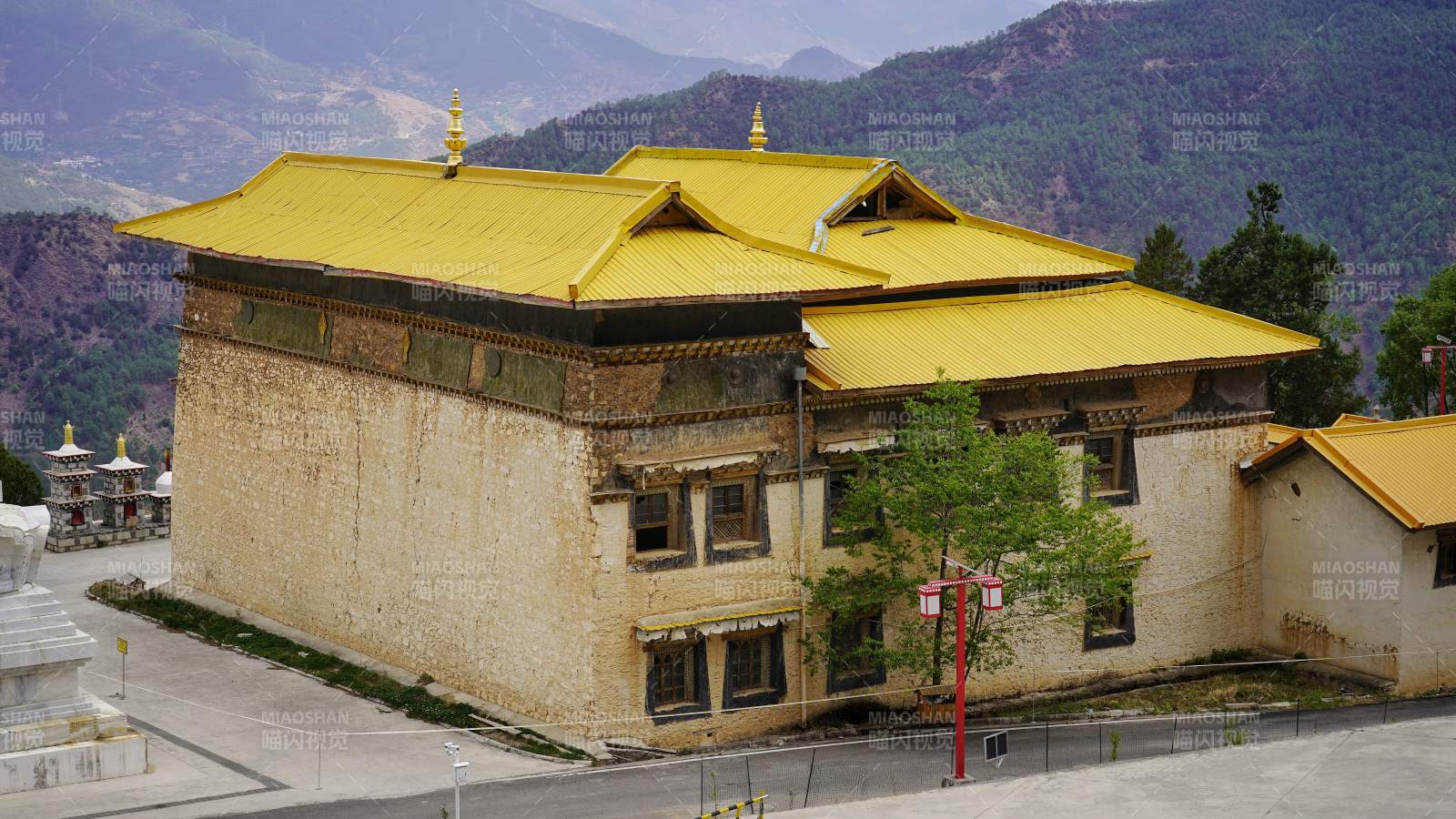 金顶藏式建筑依山而建图片