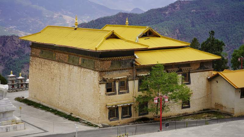 金顶藏式建筑依山而建图片