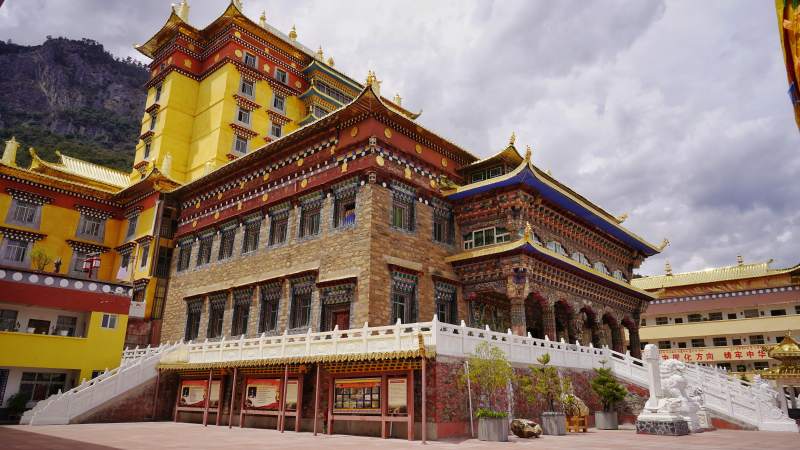 藏式金顶寺庙群图片