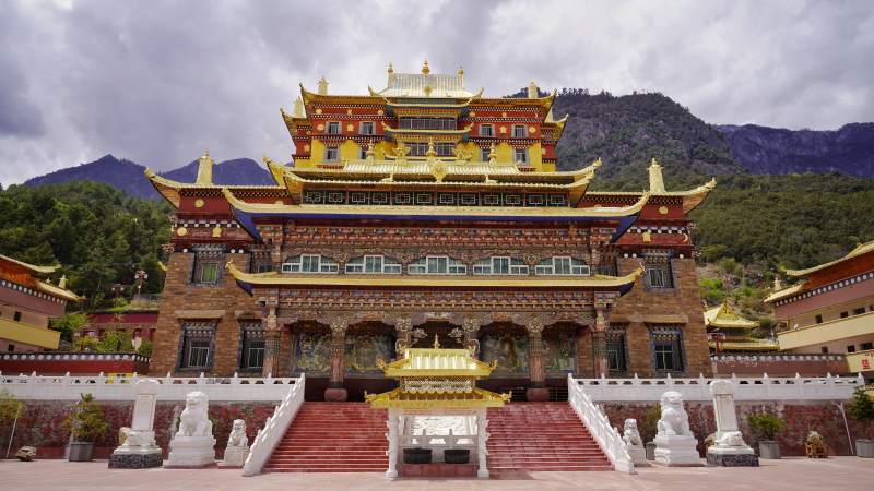 藏式金顶寺 山环水绕境幽图片
