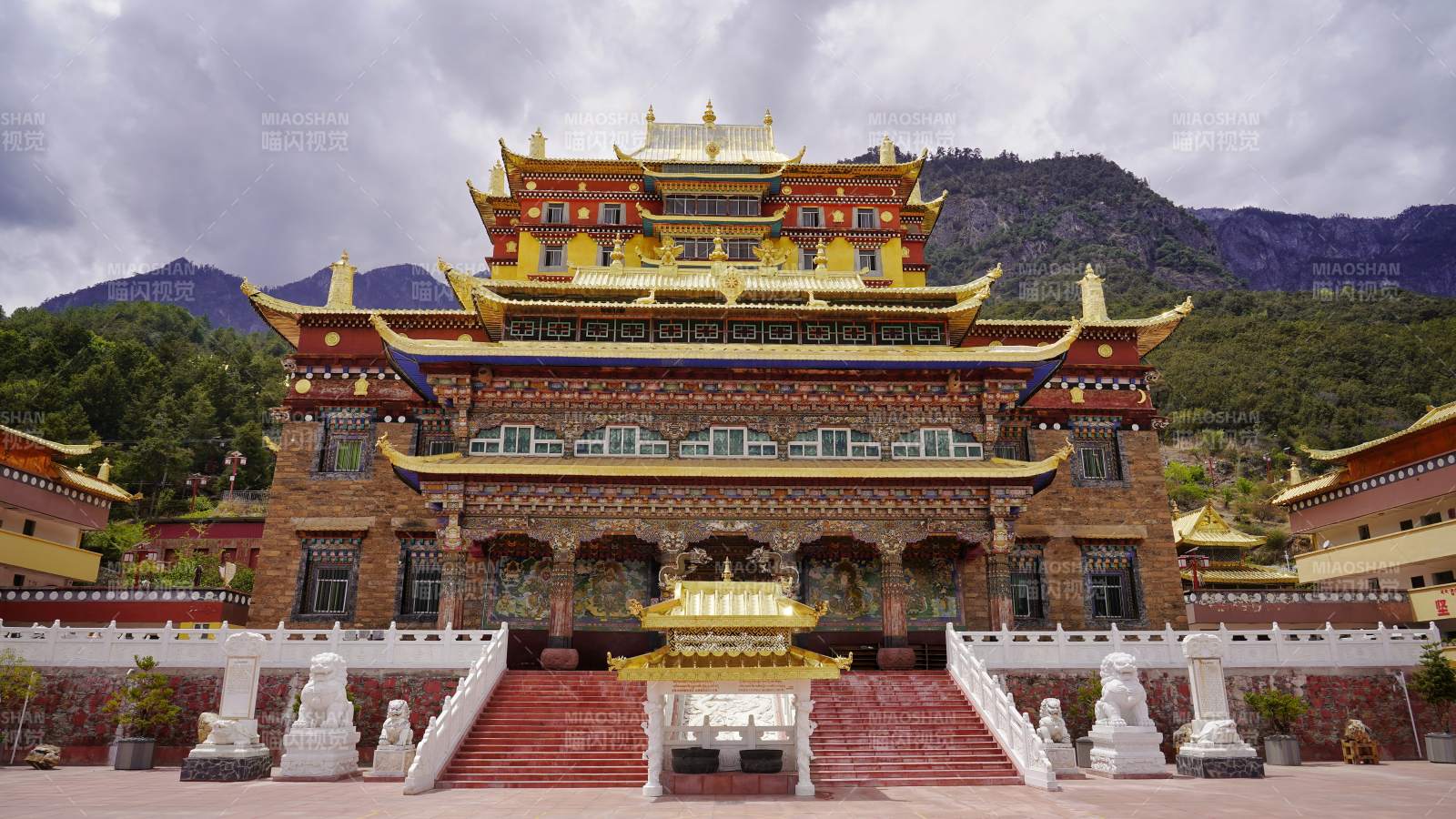 藏式金顶寺 山环水绕境幽图片