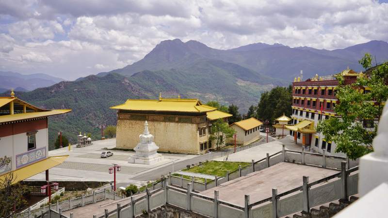 藏式寺庙依山而建 金顶辉煌图片