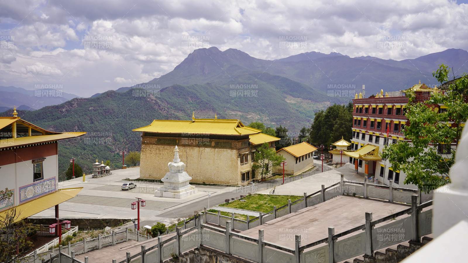 藏式寺庙依山而建 金顶辉煌图片