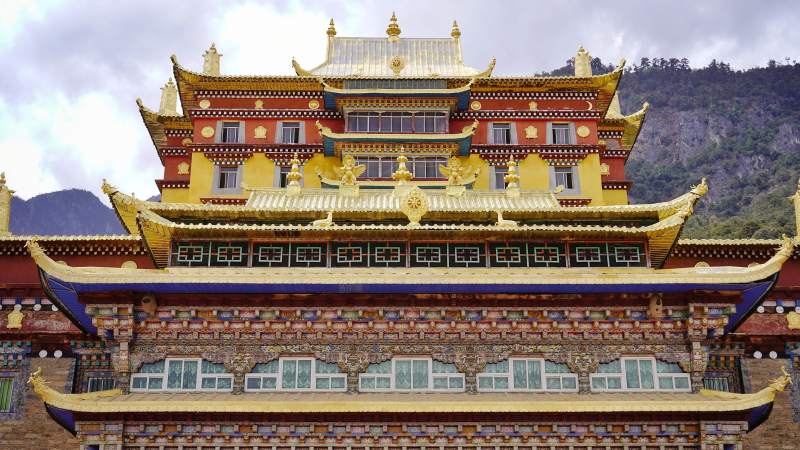 藏式金顶寺庙映山景图片