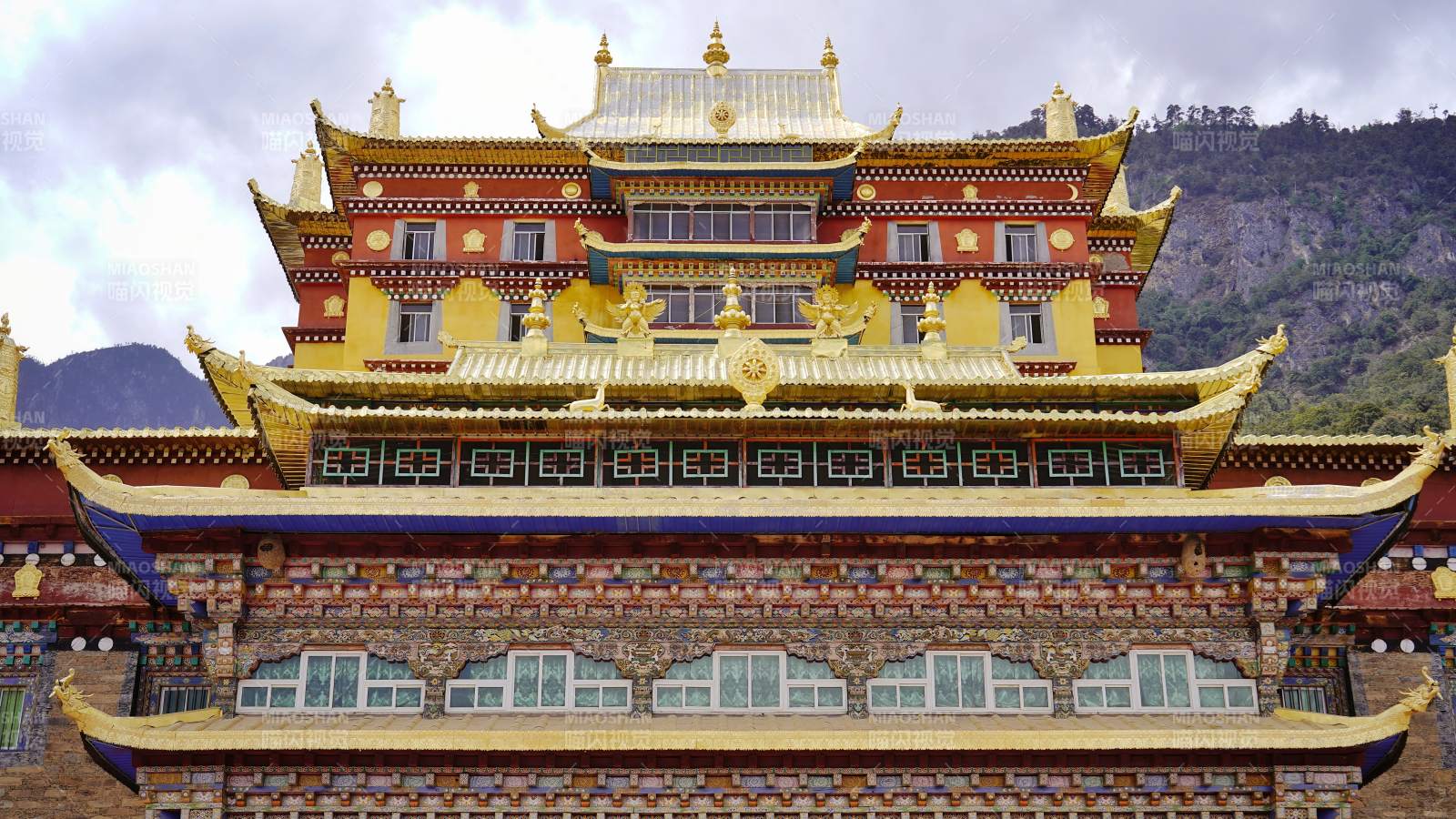 藏式金顶寺庙映山景图片