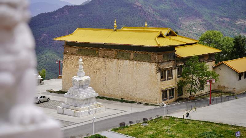 金顶白塔映青山古寺图片