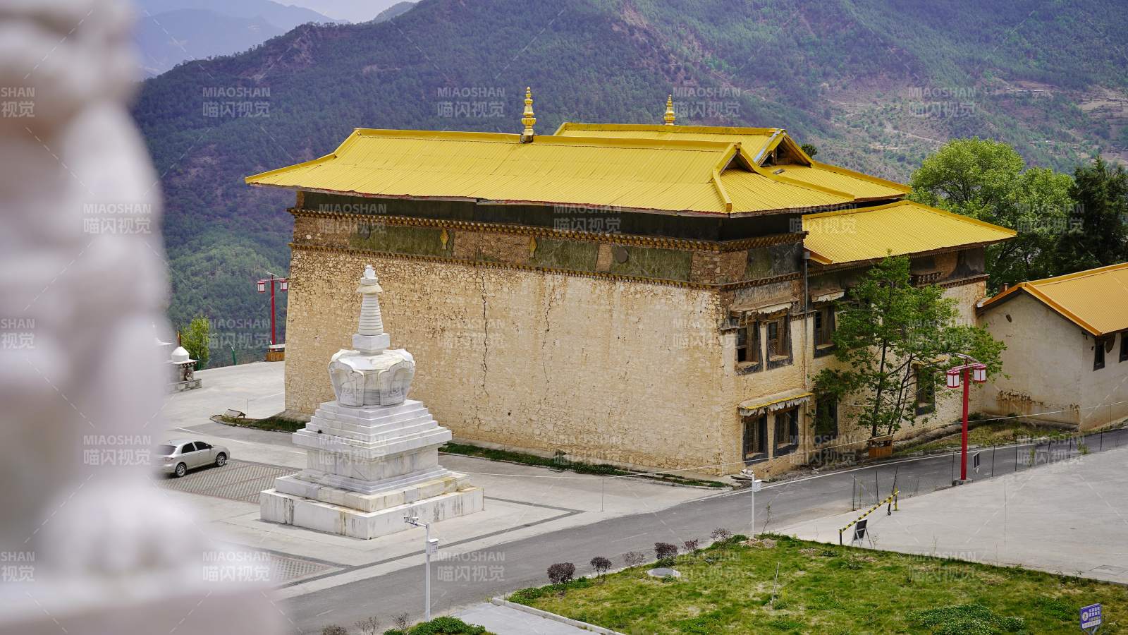 金顶白塔映青山古寺图片