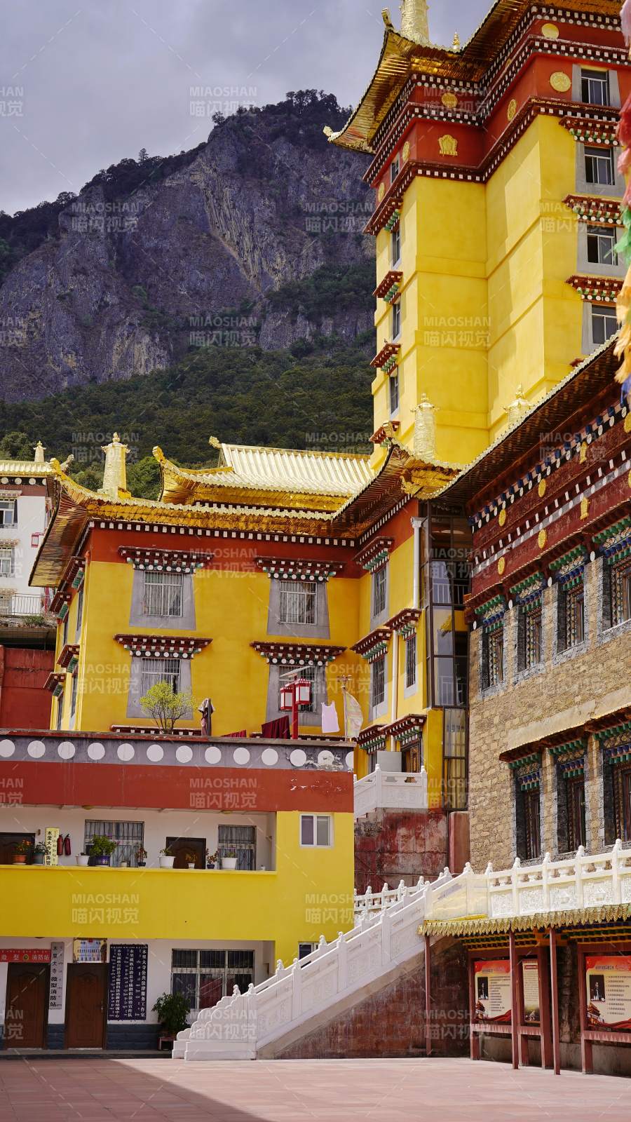 藏式金顶寺依山而建图片