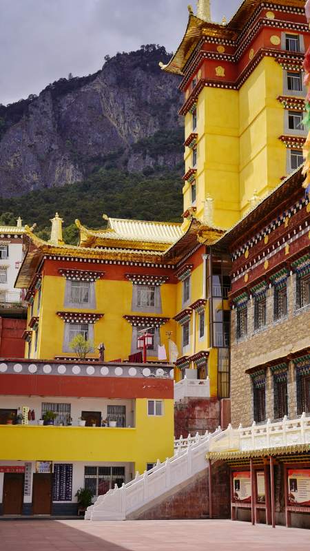 藏式金顶寺依山而建图片