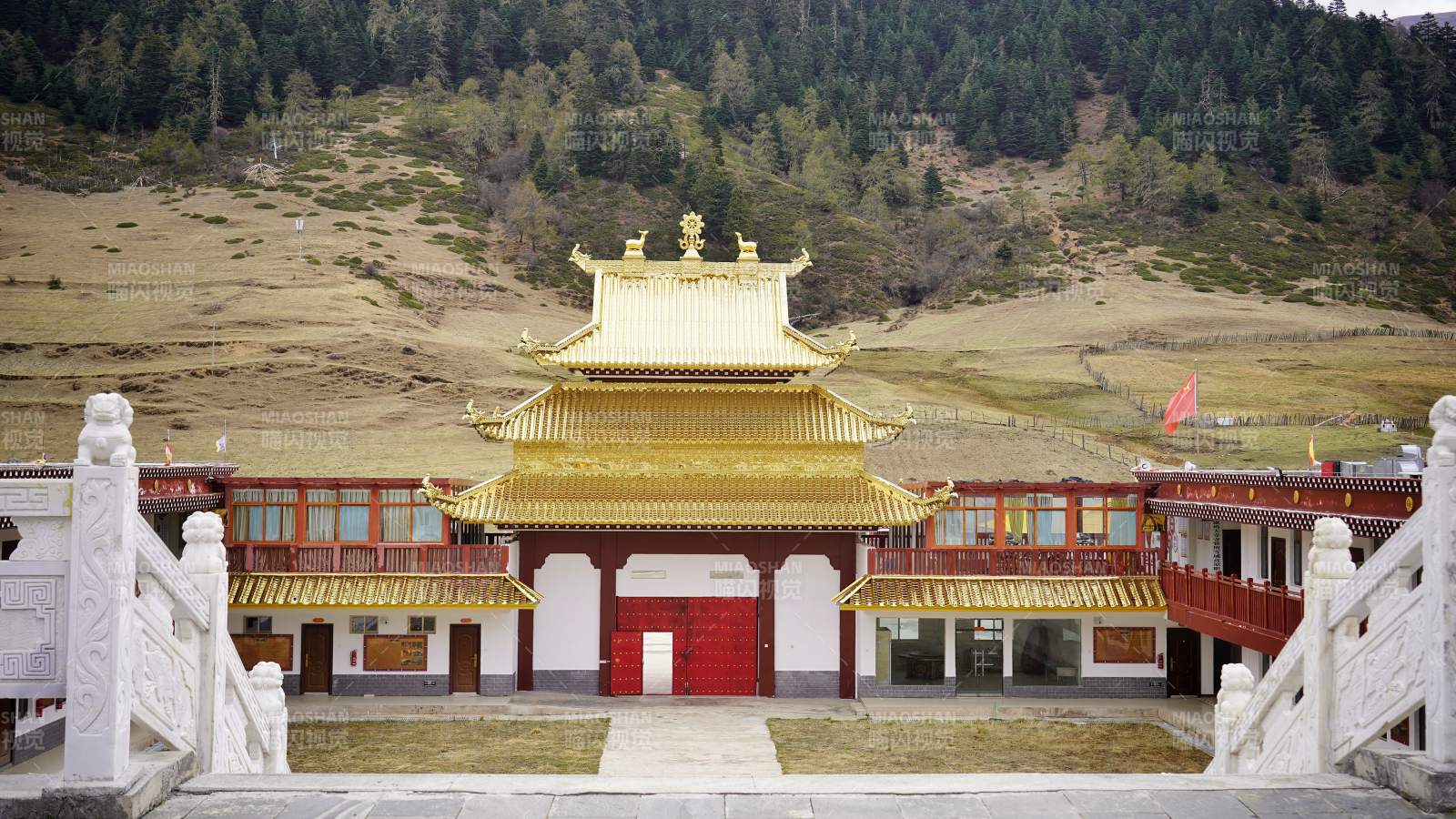 金顶红门藏寺映山景图片