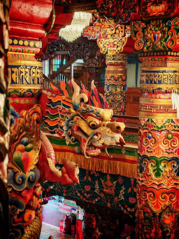 彩绘龙柱 藏寺奇观图片