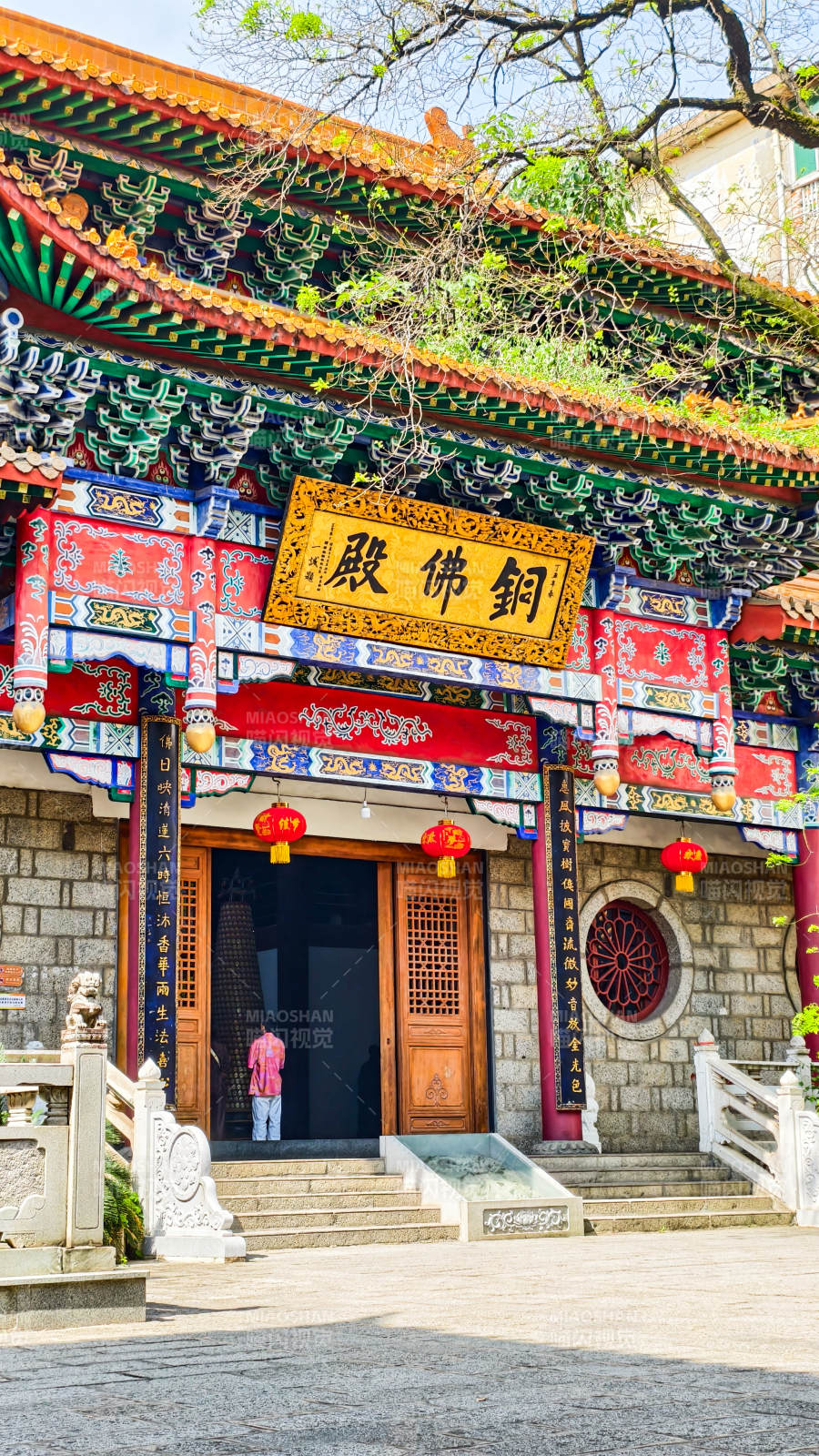 铜佛殿前红灯笼高挂图片
