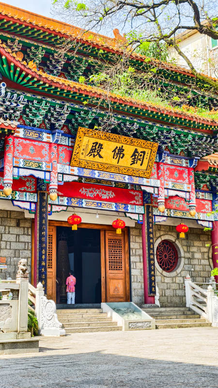 铜佛殿前红灯笼高挂图片