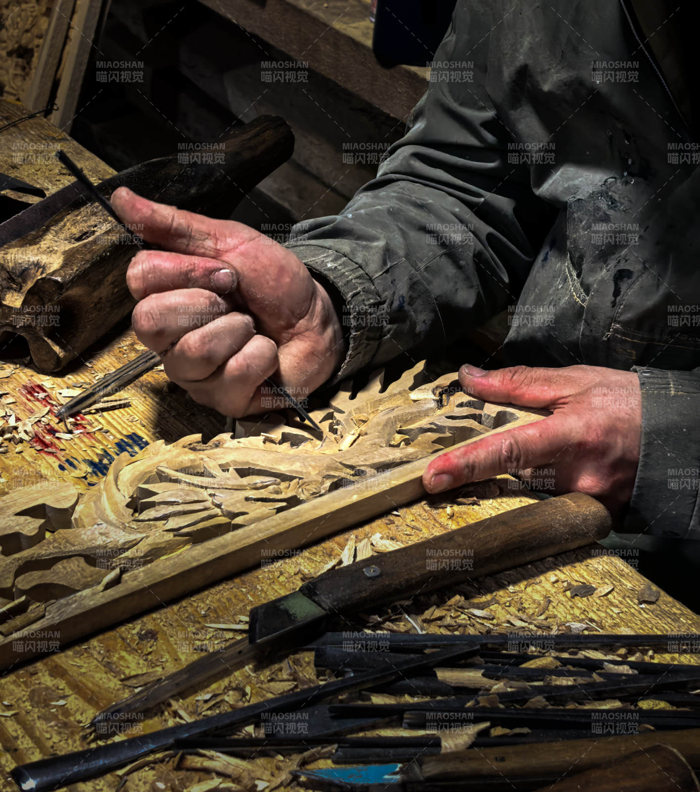 匠人巧手雕花木艺精图片
