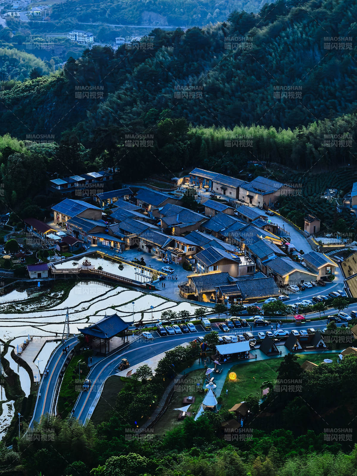 山间古村夜景如画图片