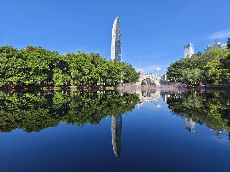 湖光塔影映蓝天图片