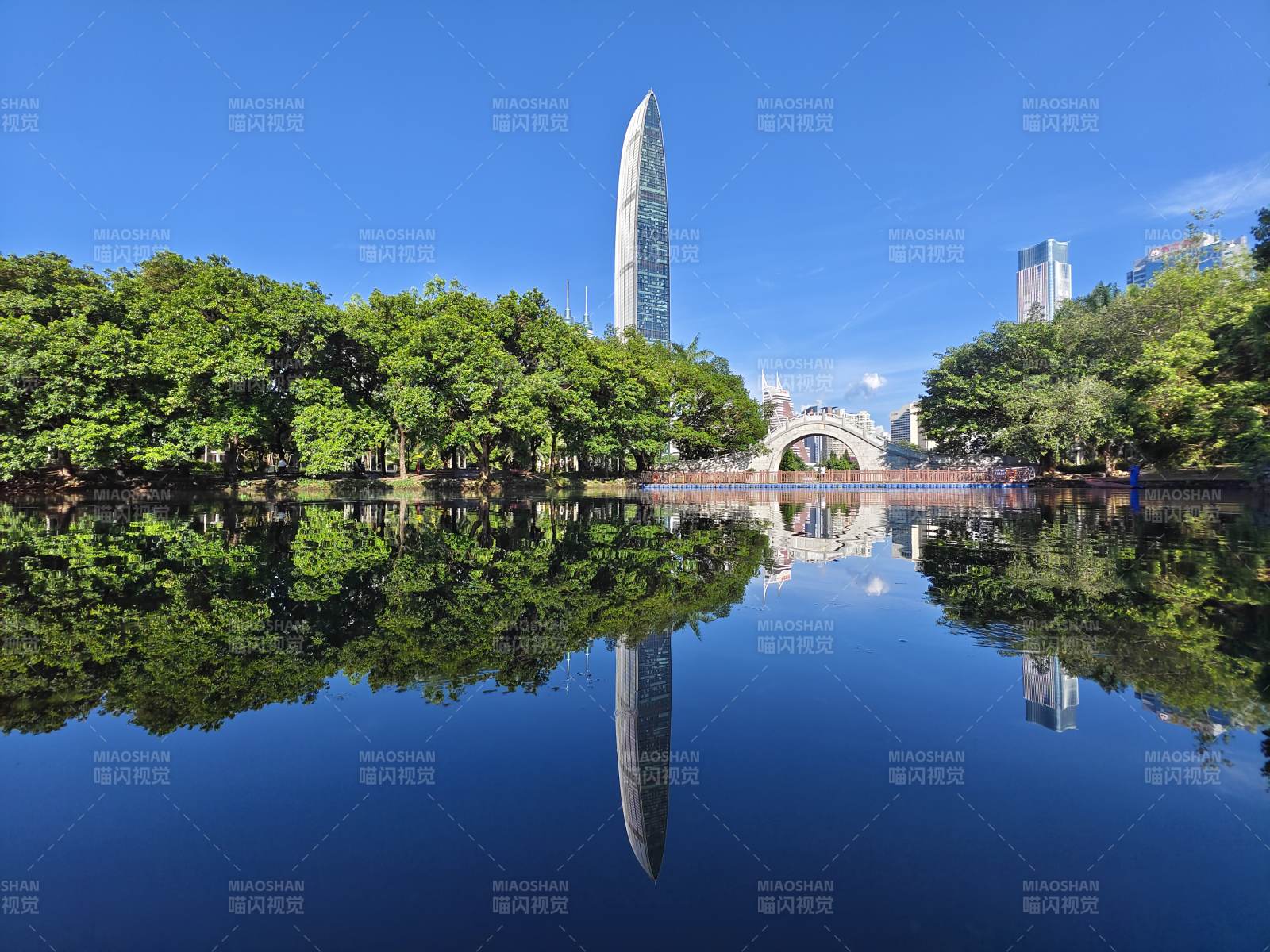 湖光塔影映蓝天图片